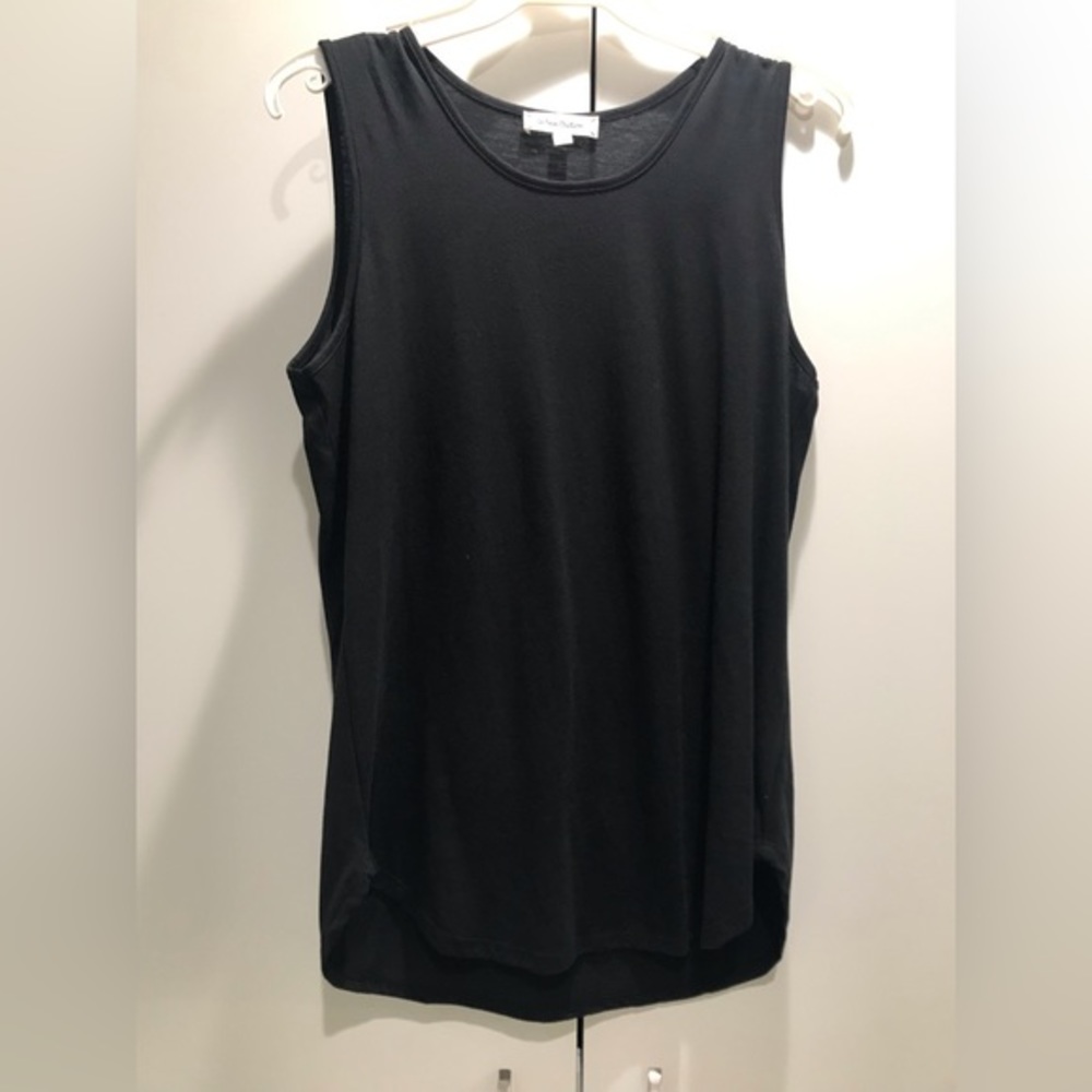 Women round neck black tank top